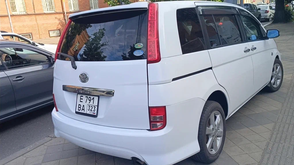 Toyota Isis - фото 2