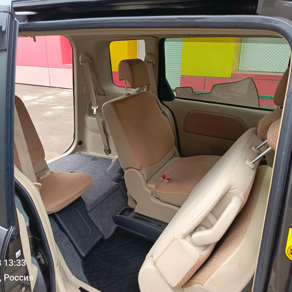 Toyota Sienta - фото 6